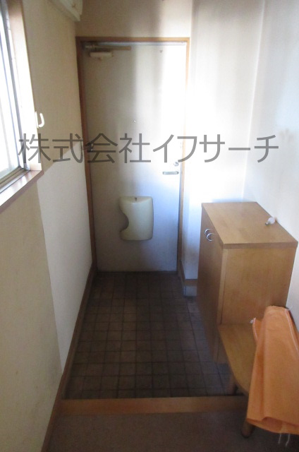 玄関　2026年5月31日18時撮影(原状回復内装中)