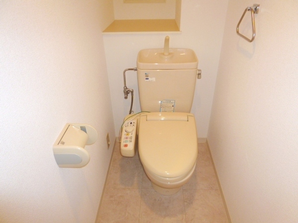トイレ　温水洗浄便座付きのトイレです♪