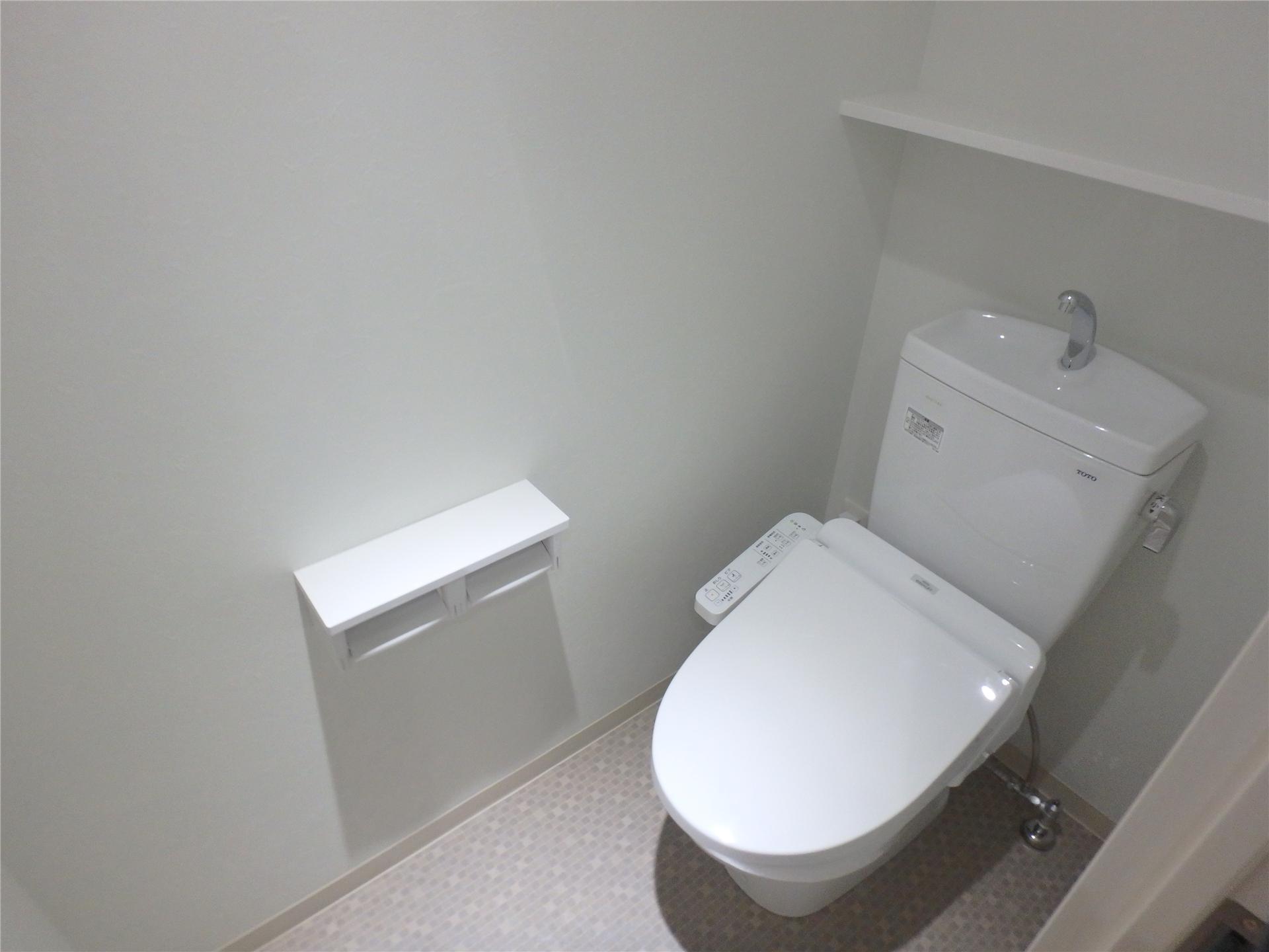 トイレ　棚付きのトイレです