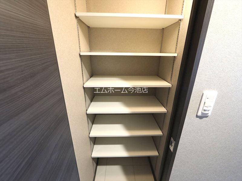玄関　玄関　シューズボックス付（収納充実してます）