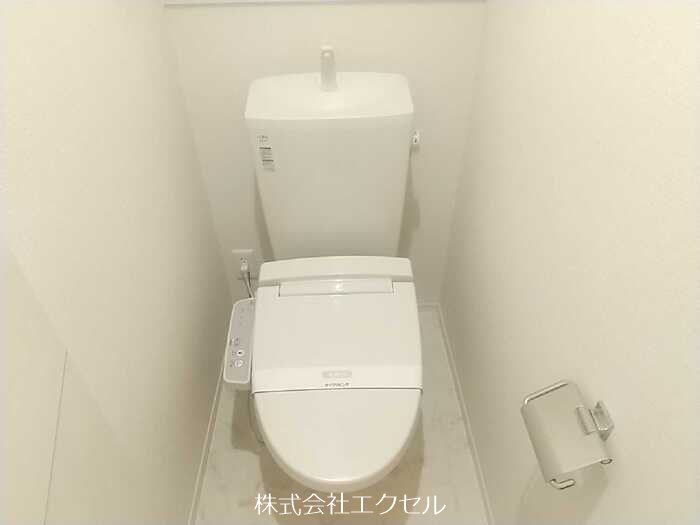 トイレ　温水洗浄便座です。