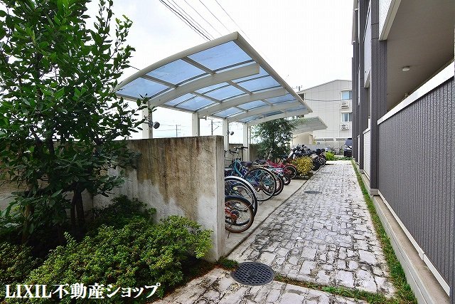 その他共有部分　敷地内に屋根付きの駐輪場があります。