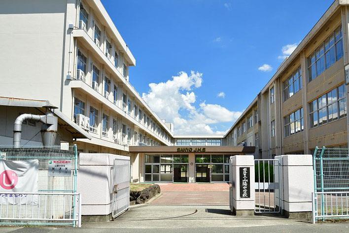 中学校　山陽中学校（中学校）まで500m