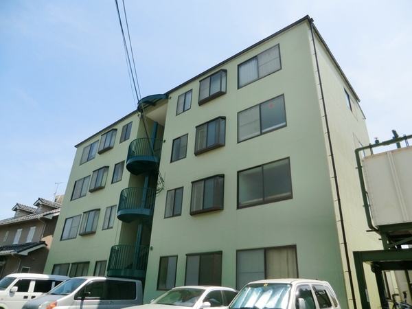 建物外観　居住者専用のごみ置き場があります。