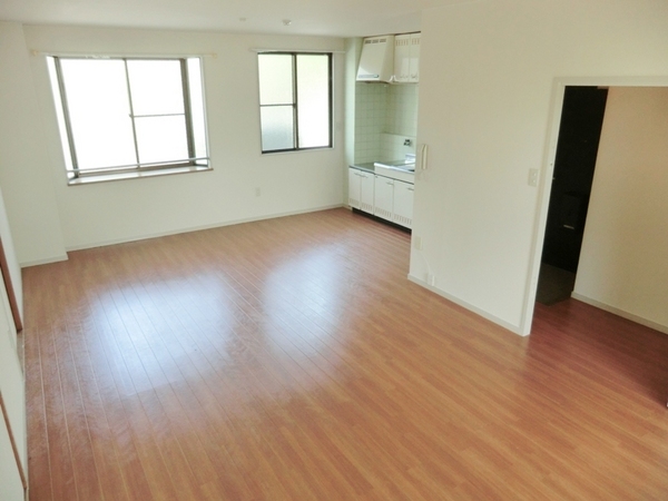 居室・リビング　２面採光の明るいお部屋です。