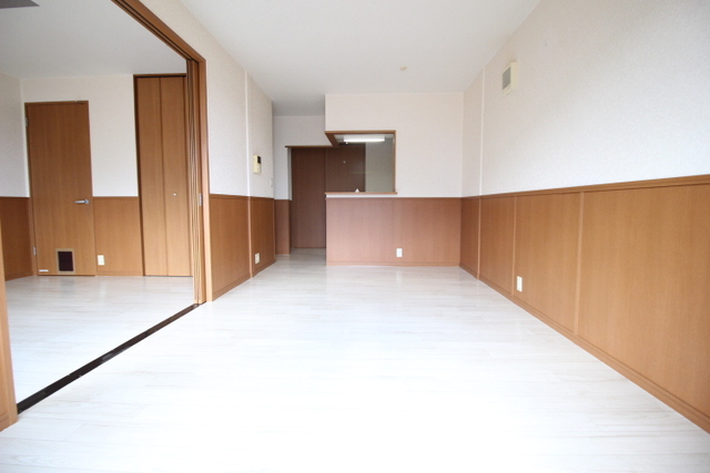 居室・リビング　腰壁がかわいい南向きで明るいお部屋です