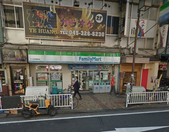 コンビニ　ファミリーマート（コンビニ）まで389m