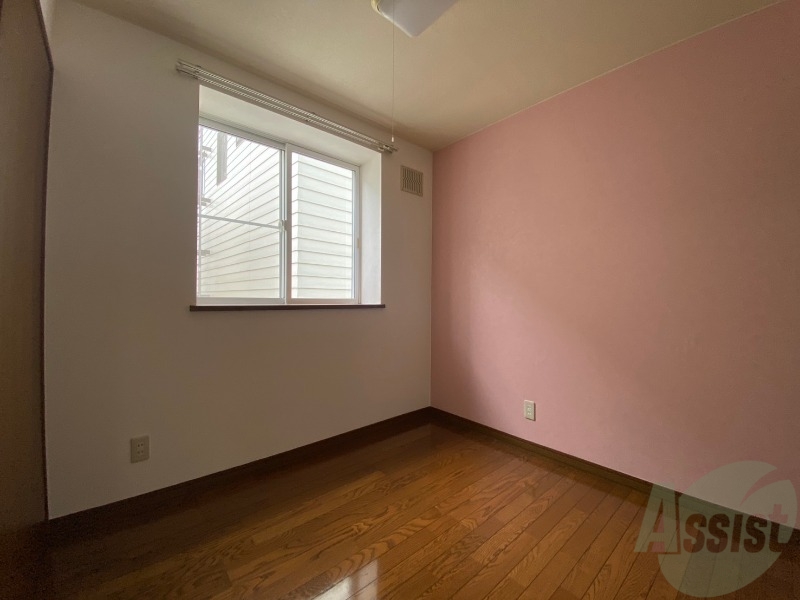 その他部屋・スペース　こちらのお部屋は光が差し込む、温かみのあるお部屋です。
