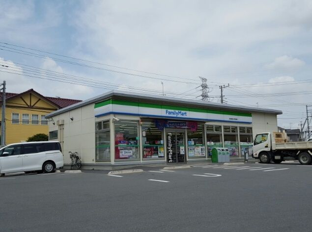 コンビニ　ファミリーマート熊谷新堀小学校前店（コンビニ）まで618m