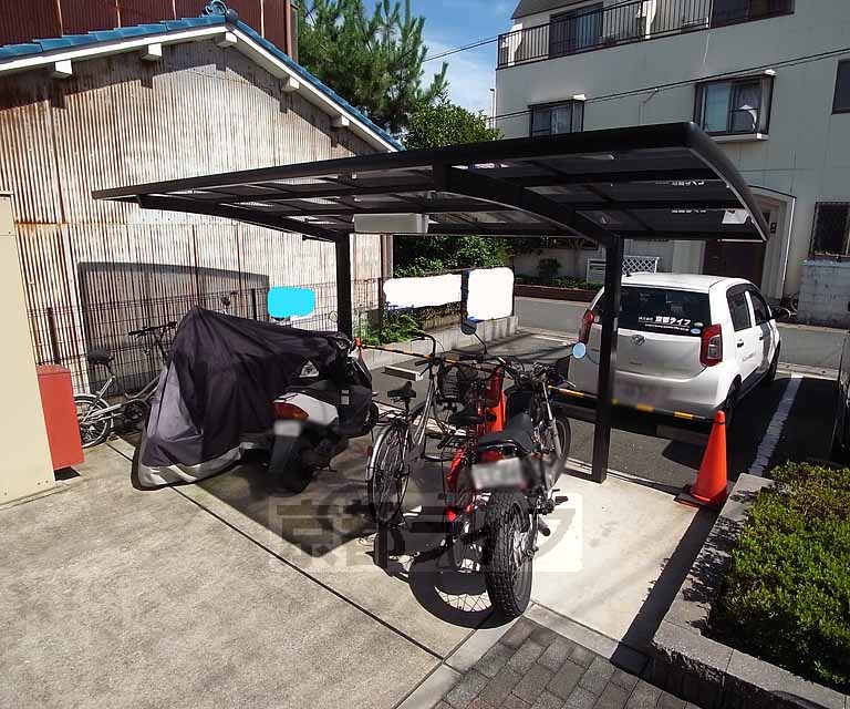 その他共有部分　屋根付きの駐輪場です。