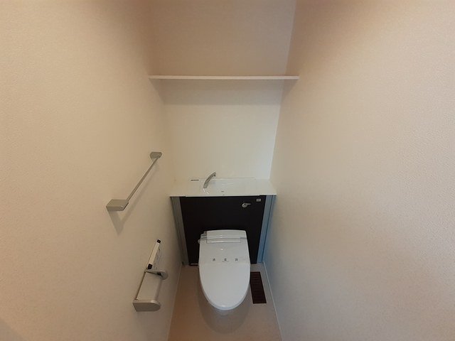 トイレ　落ち着いた色調のトイレです