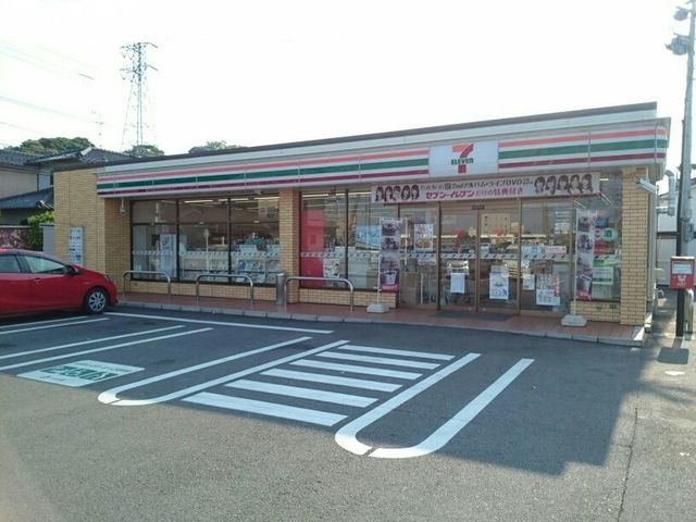 コンビニ　セブンイレブン（コンビニ）まで650m