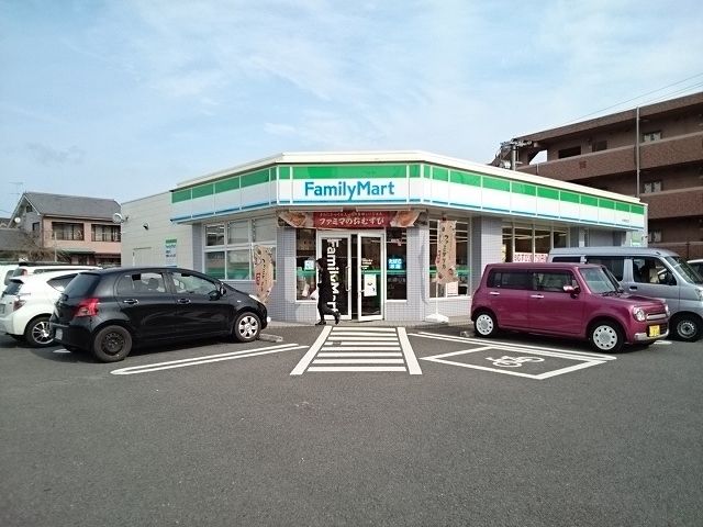 コンビニ　ファミリーマート（コンビニ）まで500m