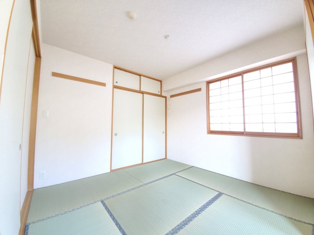 その他部屋・スペース　和室（６帖）はふすまを開けてリビングと繋ぐこともできます