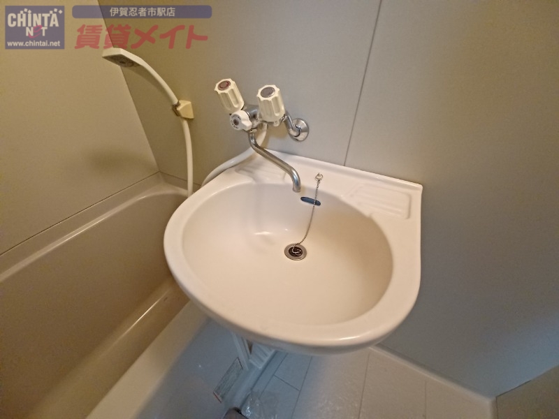 洗面設備　同型参考写真