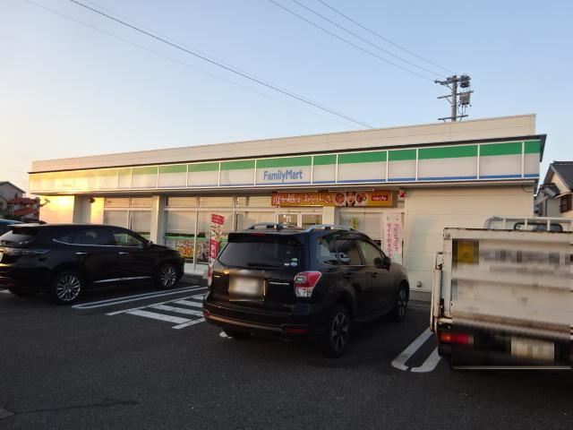 コンビニ　ファミリーマート（コンビニ）まで450m