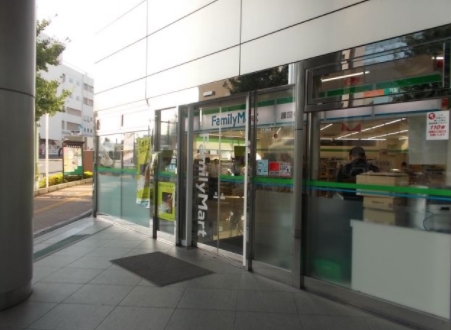 コンビニ　ファミリーマート護国寺駅前店（コンビニ）まで663m