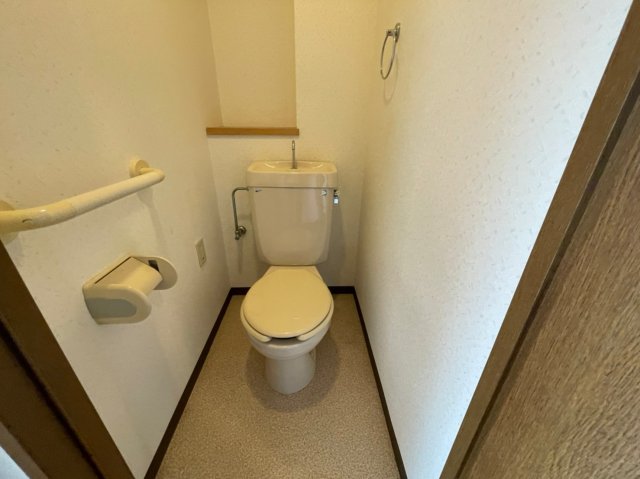 トイレ　(参考)同マンション別間取り他部屋の写真（間取り図が正）