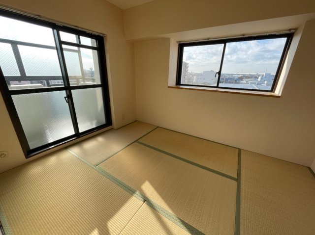 居室・リビング　(参考)同マンション別間取り他部屋の写真（間取り図が正）