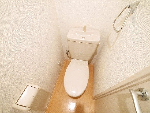トイレ　落ち着いた色調のトイレです