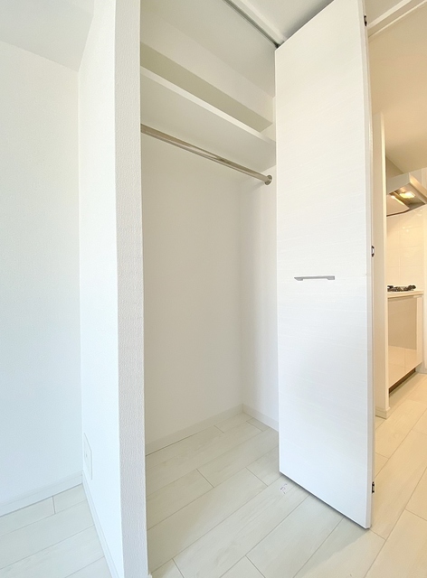 収納　白の建具が清潔感のあるクローゼットです
