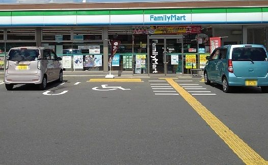 コンビニ　ファミリーマート滑川店（コンビニ）まで220m