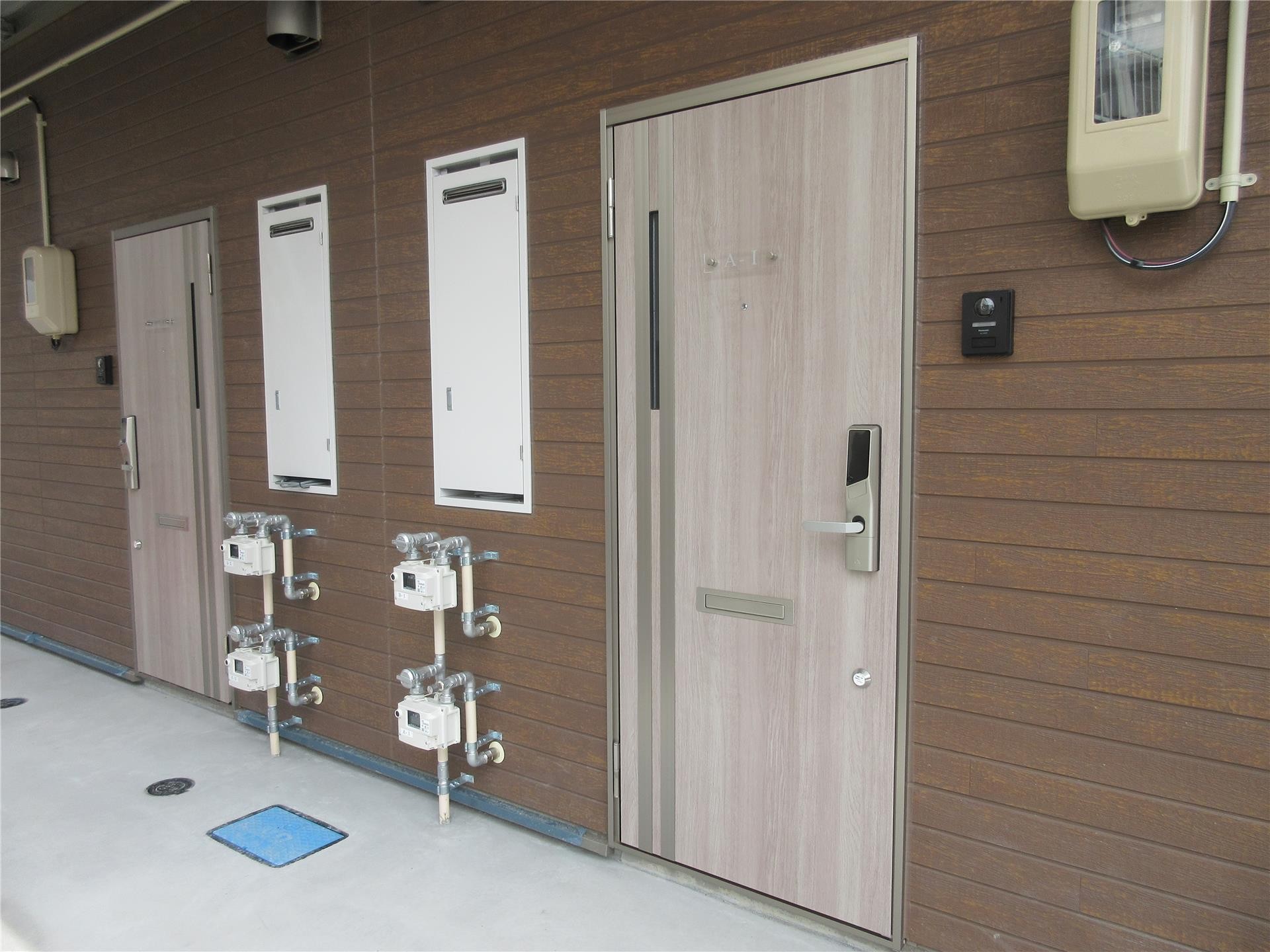 玄関　同タイプの他の物件の写真を利用しております。
