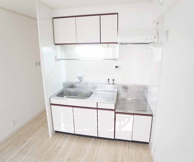 キッチン　３０２号室写真　２ＬＤＫに改装したお部屋です！