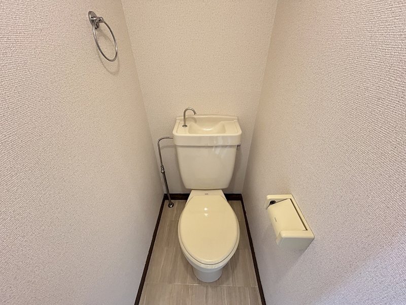 トイレ　※写真は別号室のものです。