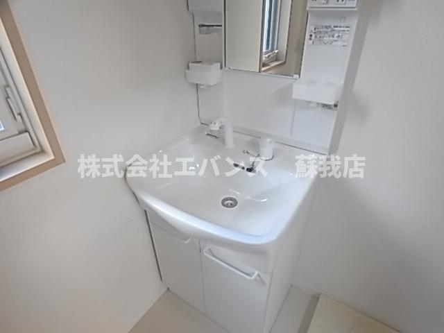 洗面設備　独立洗面化粧台が付いています
