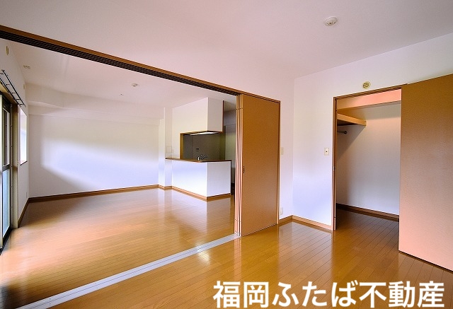 ソレアード空港南の居間写真