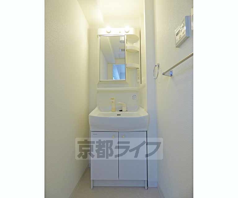洗面設備　綺麗な洗面台です。