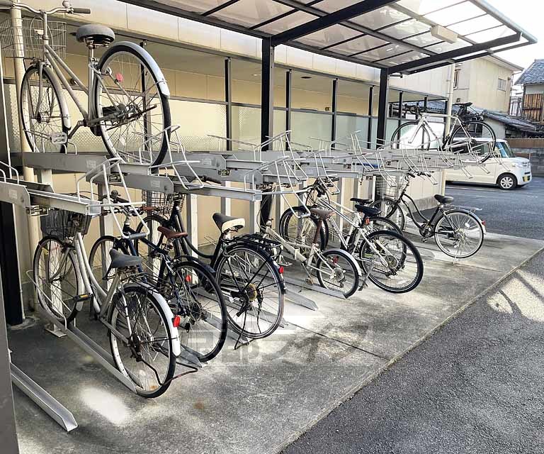 その他共有部分　屋根付きの駐輪場です。