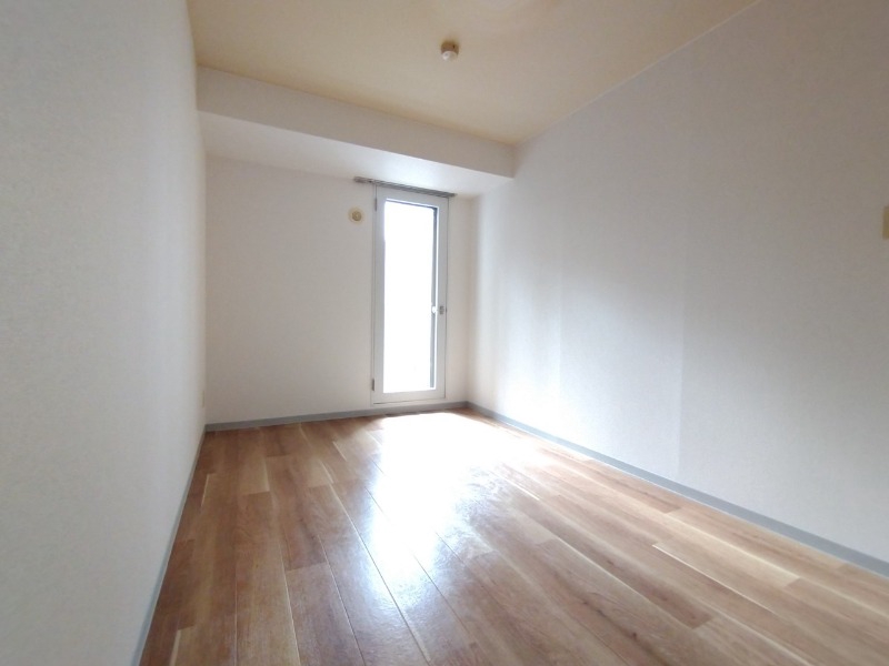 その他部屋・スペース　寝室はこちらです。光が差し込む、温かみのあるお部屋です。