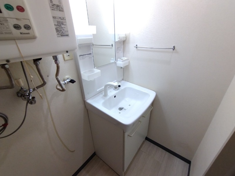 洗面設備　独立洗面台です。大きくてよいですね。シャンプーもできます。