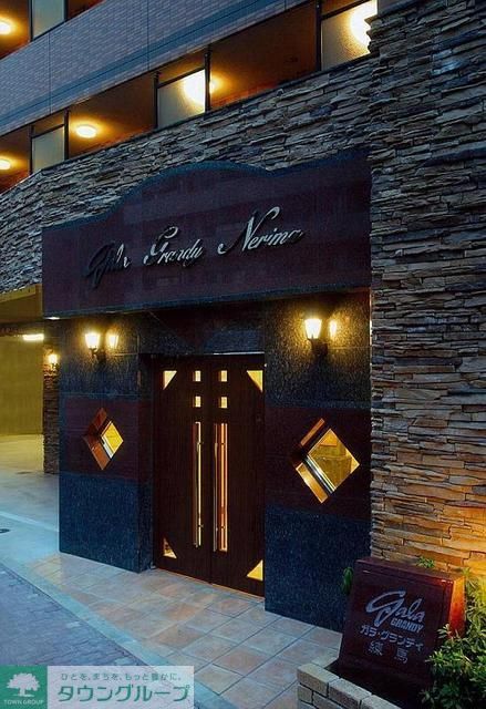 ロビー　エントランスの壁、床材にもこだわる。