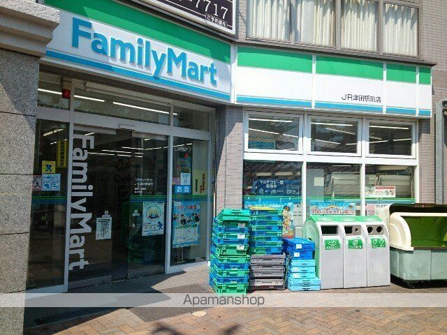 コンビニ　ファミリーマート様（コンビニ）まで300m