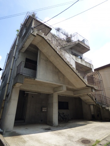 建物外観　1階には駐車場付き！静かな住環境に立地！