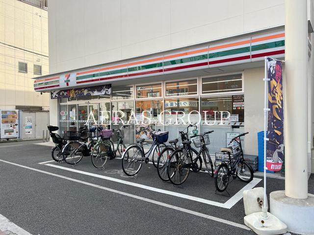 コンビニ　セブン-イレブン 荒川３丁目店（コンビニ）まで393m