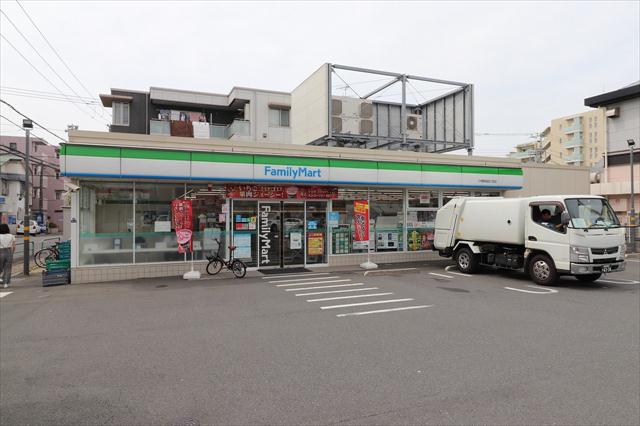 コンビニ　ファミリーマート（コンビニ）まで134m