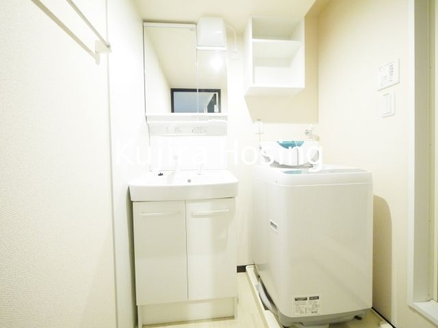洗面設備　脱衣所に洗面台と洗濯機あります♪