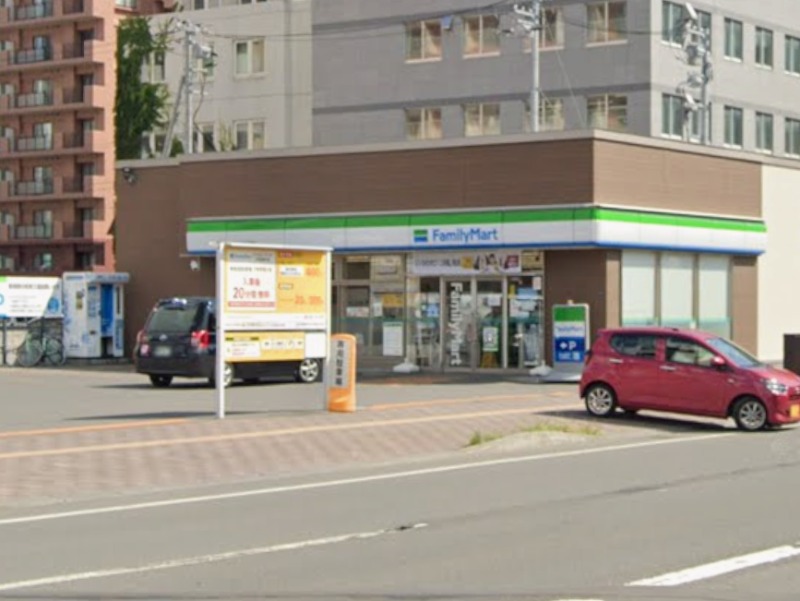 コンビニ　ファミリーマート北海道大学前店（コンビニ）まで104m