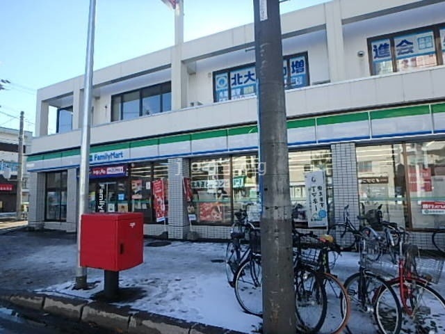 コンビニ　ファミリーマート東札幌店（コンビニ）まで727m
