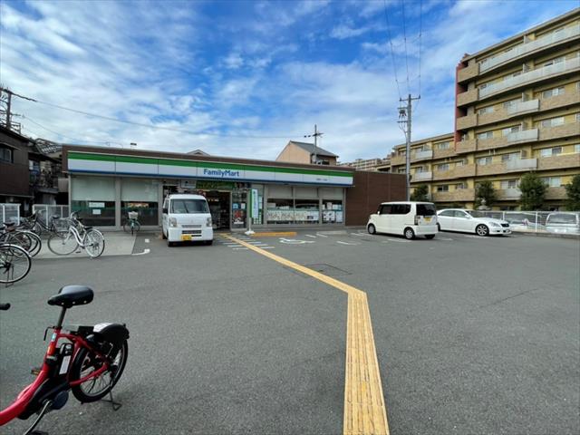 コンビニ　ファミリーマート（コンビニ）まで730m