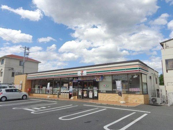 コンビニ　セブンイレブン新倉敷駅前3丁目店（コンビニ）まで518m