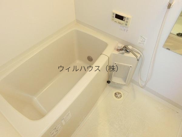 バス・シャワールーム　浴室乾燥機、追い焚き機能付きバス！