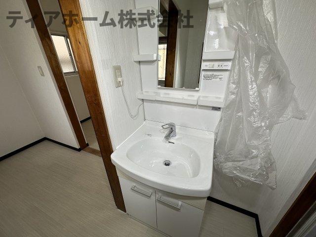洗面設備　独立洗面台、小物を置くことができて便利です