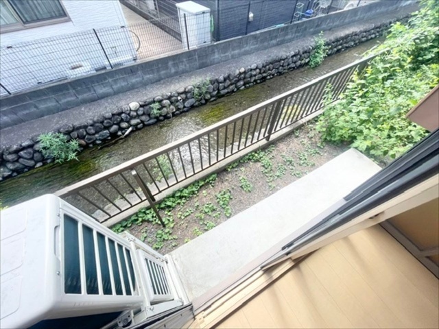 バルコニー　同一建物内１０２号室内装写真転載