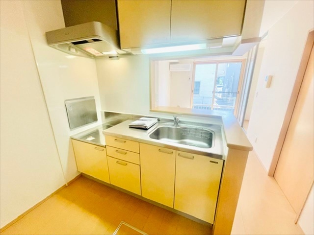 キッチン　同一建物内１０２号室内装写真転載