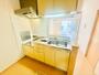 キッチン　同一建物内１０２号室内装写真転載